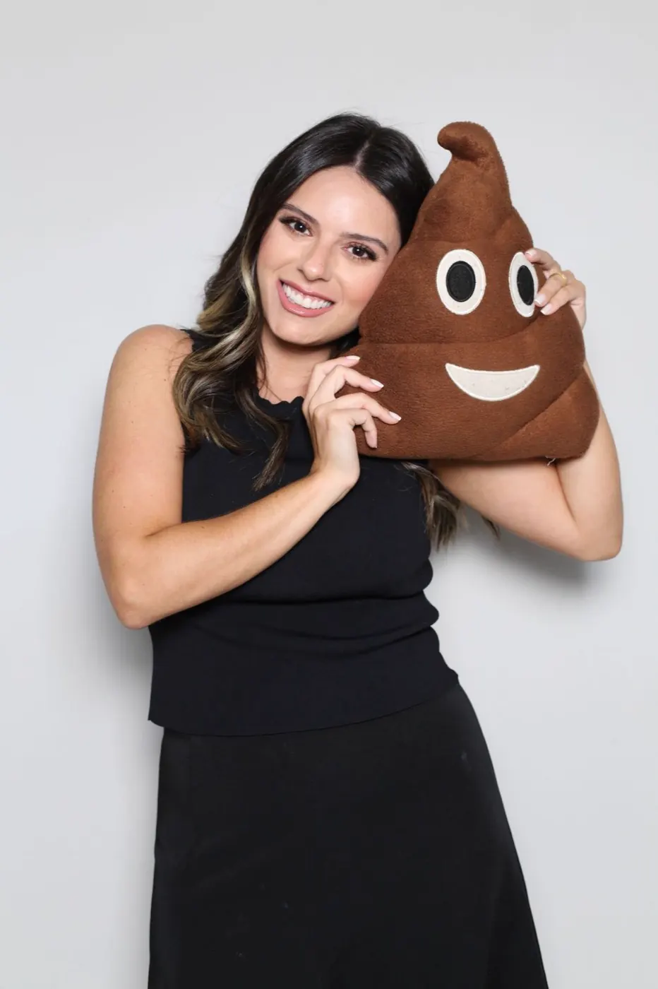 Dra. Luiza Pettinelli com almofada de emoji
